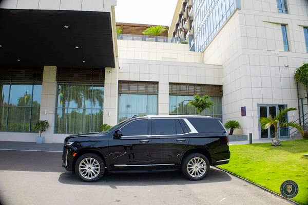 Cadillac Escalade Premium Luxury angle 2